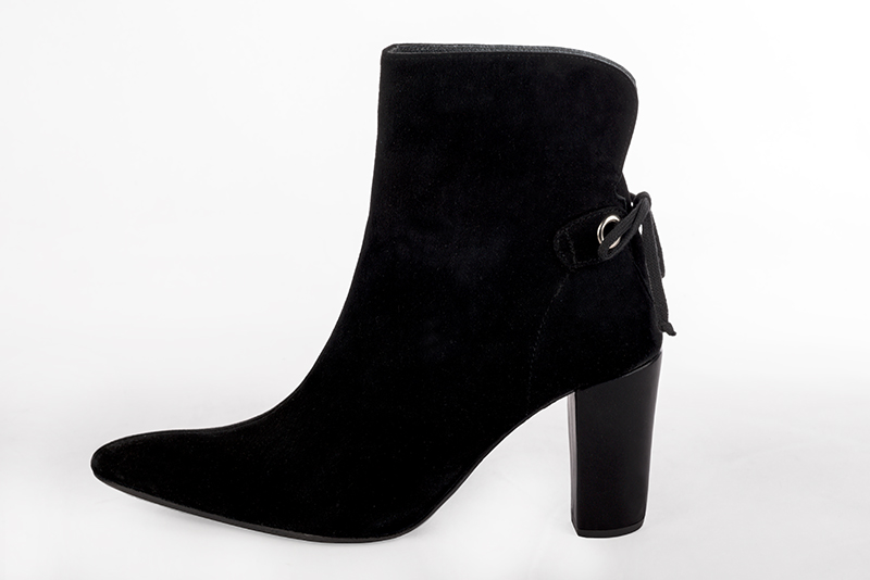 Matt black women's ankle boots with laces at the back. Tapered toe. High block heels. Profile view - Florence KOOIJMAN
